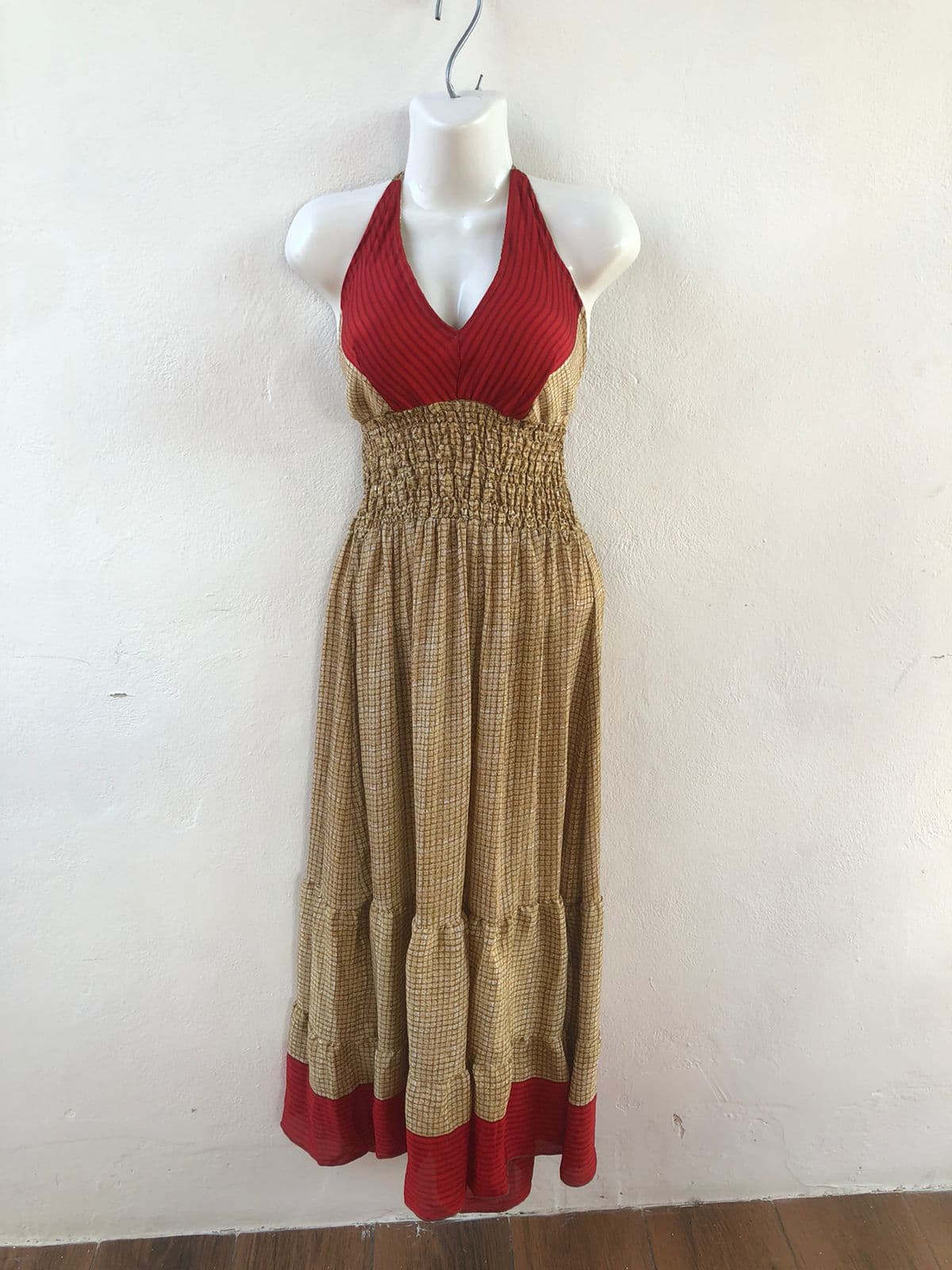 Vestido amarillo con rojo