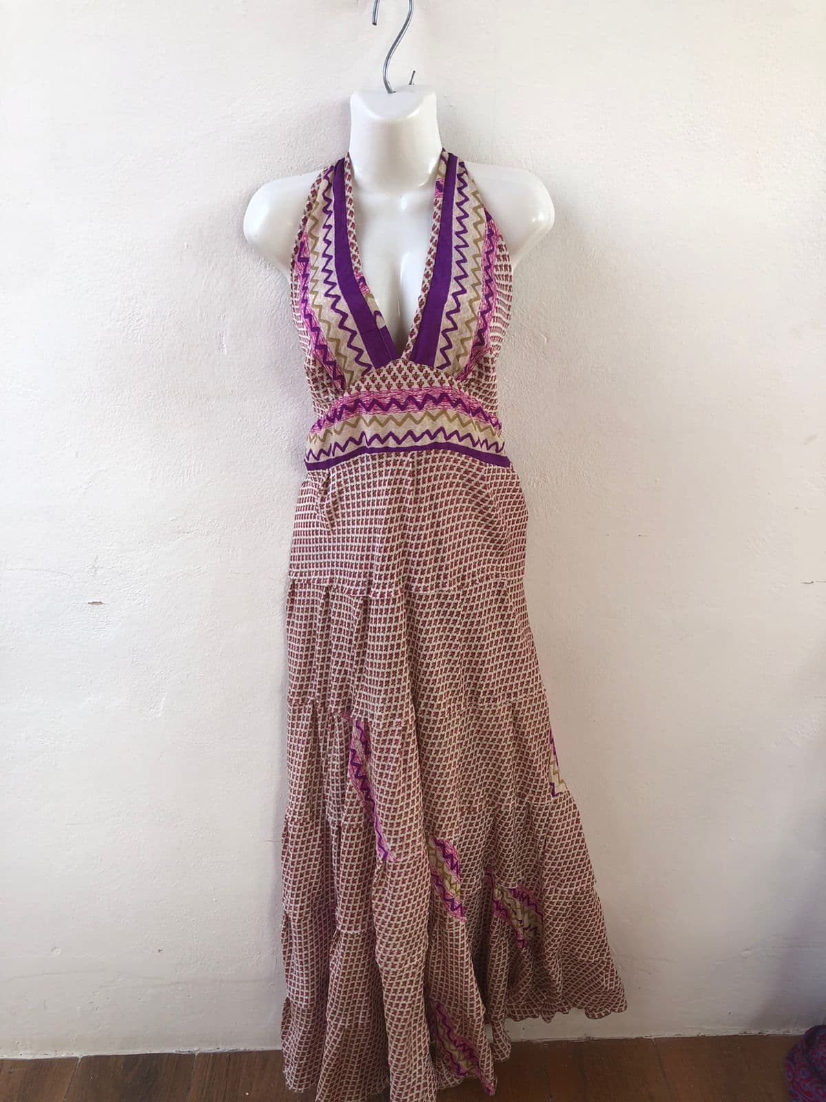 Vestido beige con morado